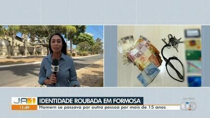 Foragido por assassinato se passa durante 15 anos por outra .
